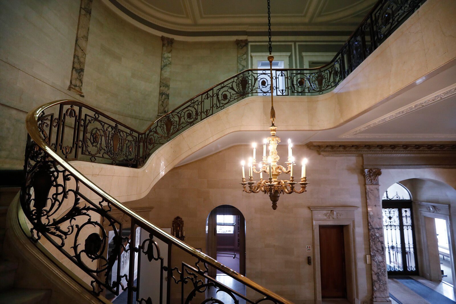Sweeping staircase